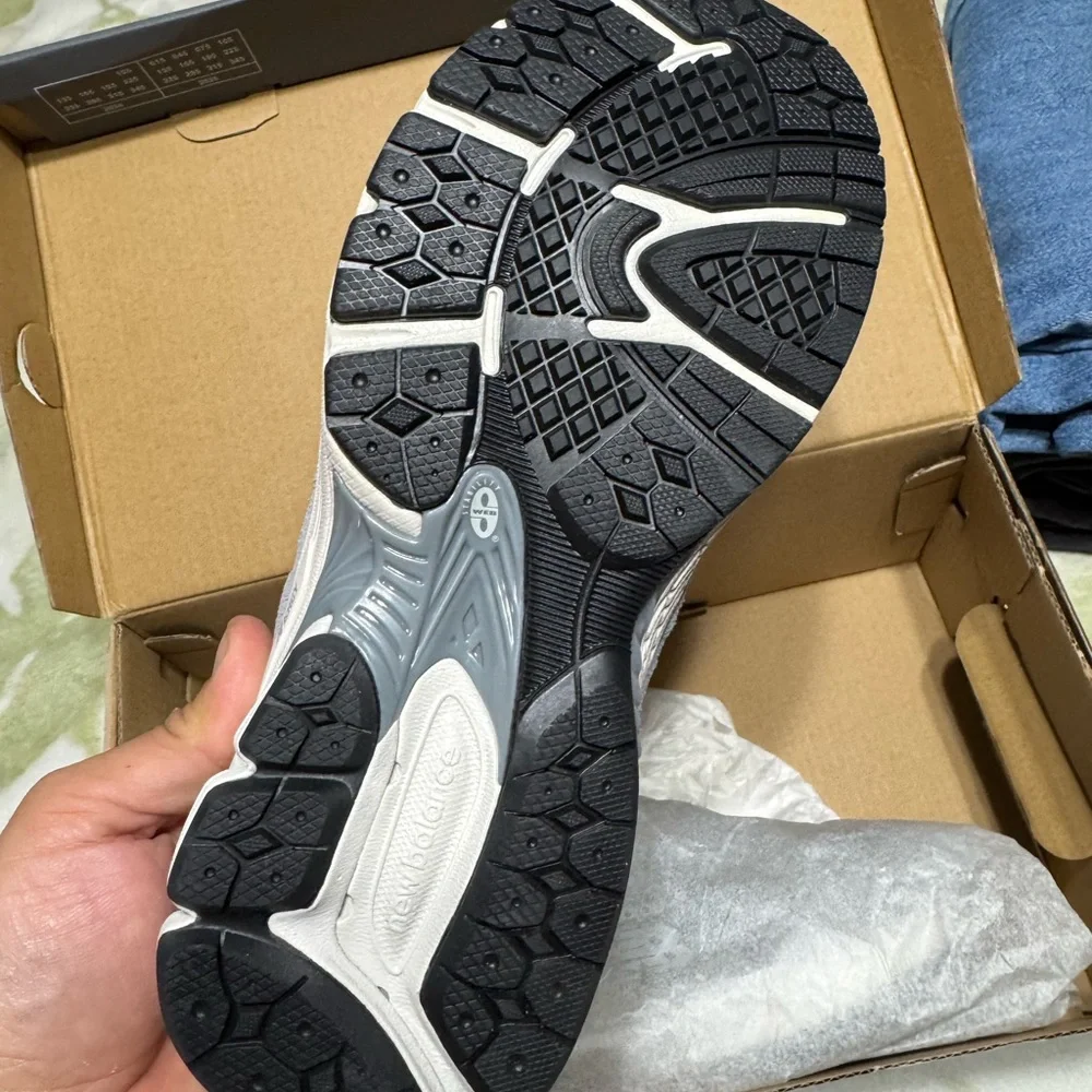New Balance Gray Box - Picture 2 of 3